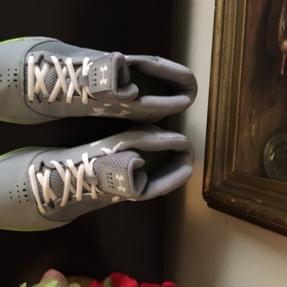 UNDER ARMOUR YOUTH BASKETBALL SHOES - Picture 3 of 5